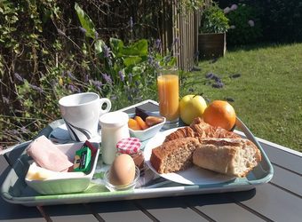 plateau petit dejeuner avec jus fruits pain et produits frais hotel biscarrosse terrasse