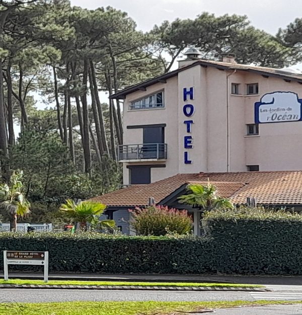 Façade hôtel Les Jardins de l’Océan à Biscarrosse Plage